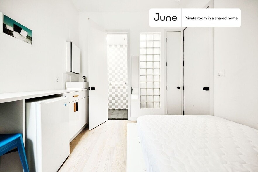 Building Photo - Room in Shared 3 bed/3 bath home