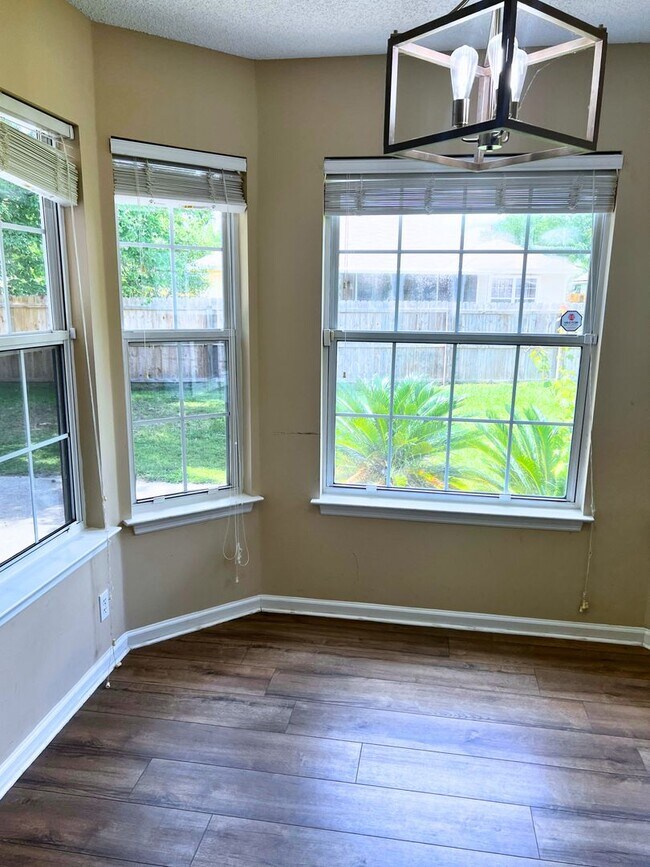 Building Photo - Charming 4/2 with fenced in yard