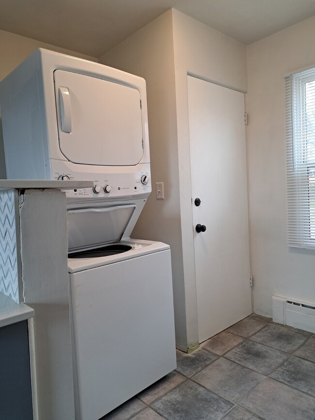 Building Photo - 1029 Yale Ave