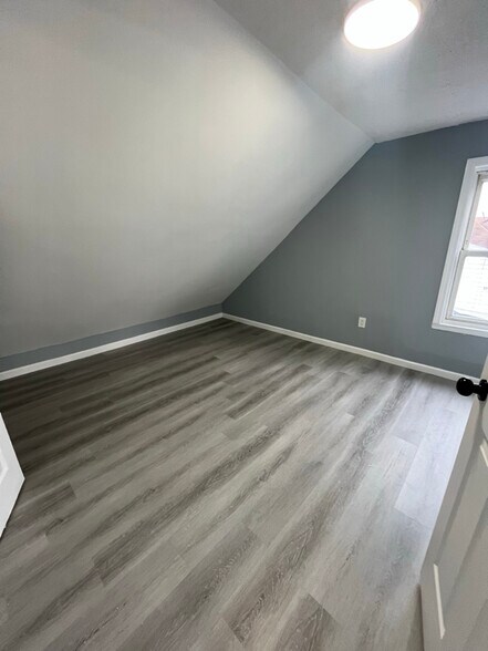 Building Photo - 100 Smith St