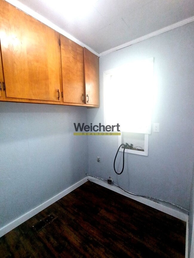 Building Photo - Remodeled 3bed/1bath with fenced backyard