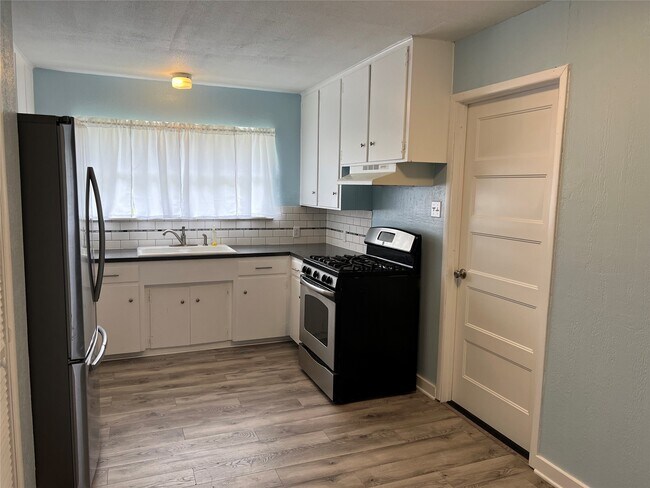 Building Photo - 411 Elaine St