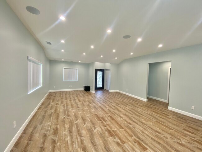 Building Photo - 1608 W Clark Ave