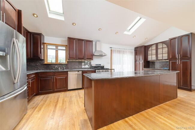 Building Photo - 6 Manor Dr