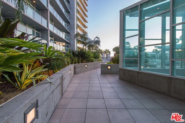 Building Photo - 13600 Marina Pointe Dr