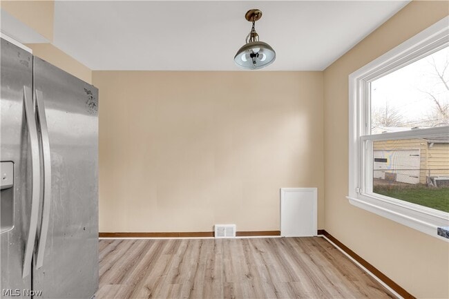 Building Photo - 655 E 240th St