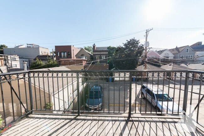 Building Photo - 2539 N Southport Ave