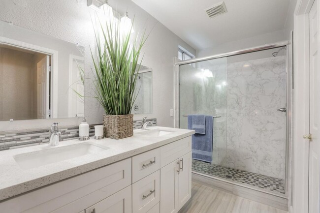 Building Photo - Beautiful Bright and Airy 4-Bedroom House ...