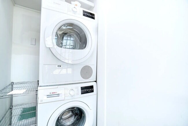 Building Photo - "Cozy 1-Bedroom Retreat in the Heart of Astoria – Your Perfect Urban Sanctuary!"