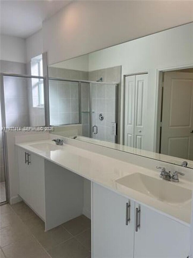 Building Photo - 2422 SE 30th St