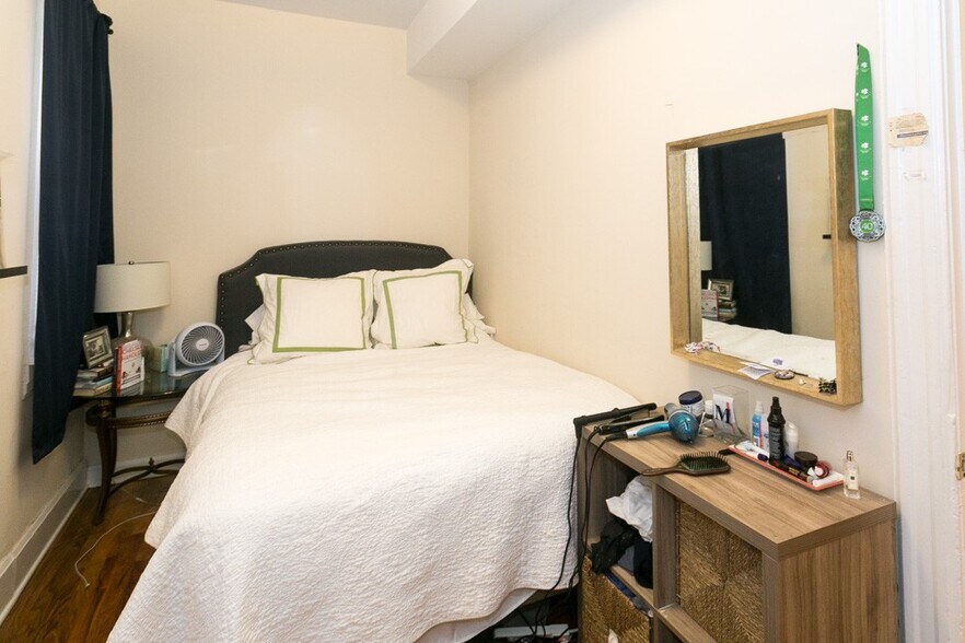 Building Photo - 2137 N Sheffield Ave