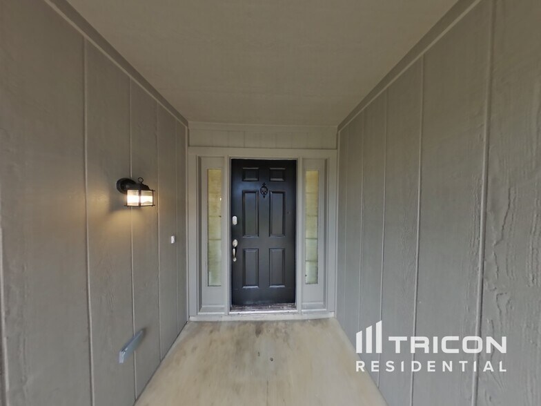 Building Photo - 2628 Dahlia Dr