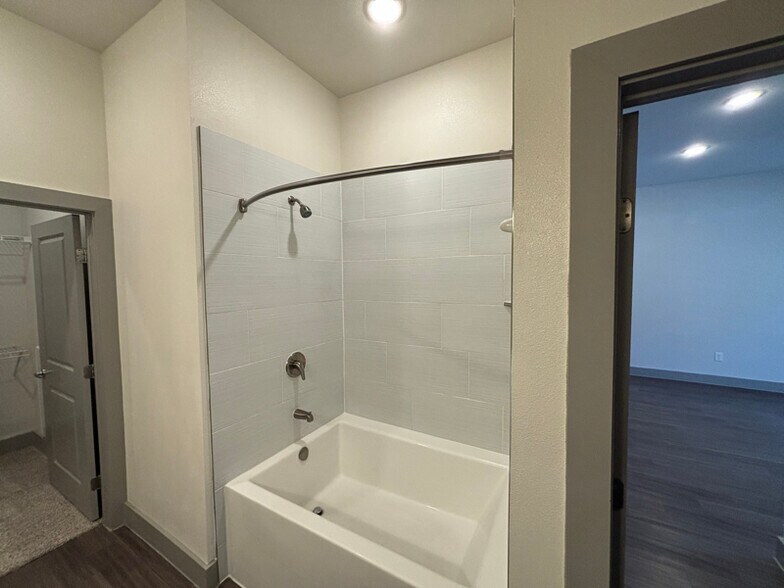 Building Photo - 1050 Wittenburg