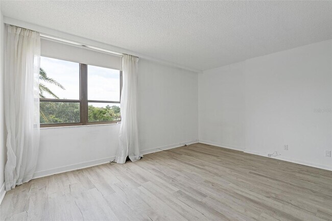 Building Photo - 2621 Cove Cay Dr