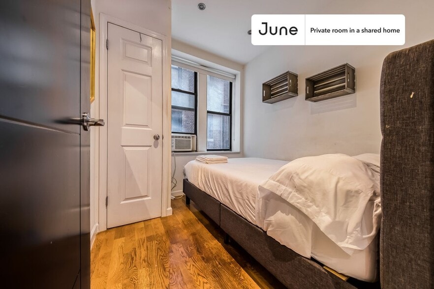 Building Photo - Private bedroom in 4 bed/2 bath Home