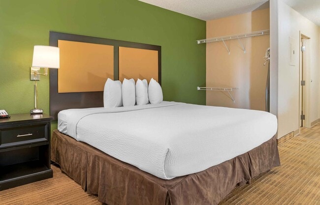 Building Photo - Furnished Studio-Detroit - Farmington Hills