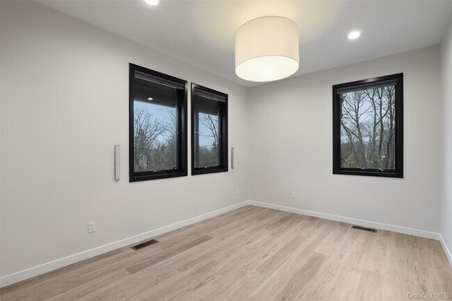 Building Photo - 18 Hillside Ave