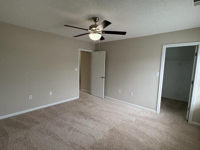 Building Photo - 2303 Highland Park Dr