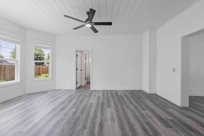 Building Photo - 5 Bed 2 Bath MODERN HERITAGE HOME