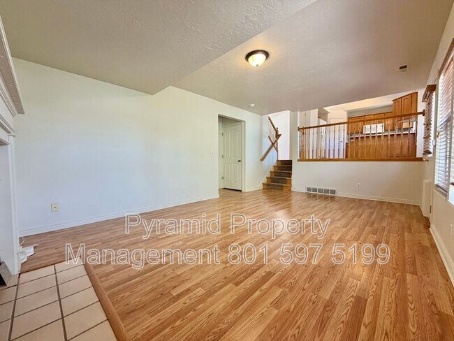 Building Photo - 717 E Hundley Hvn Cir