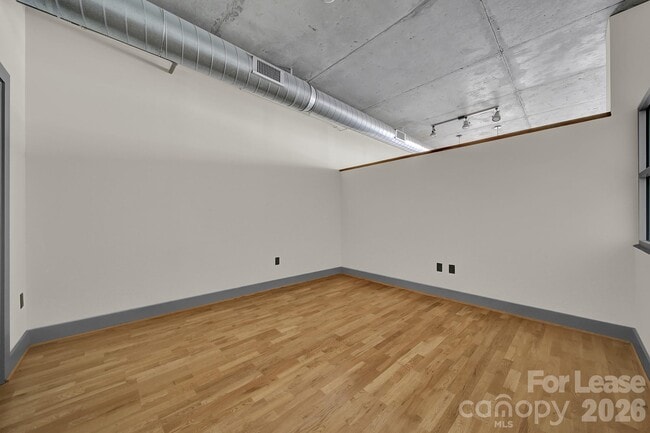 Building Photo - 505 E 6th St