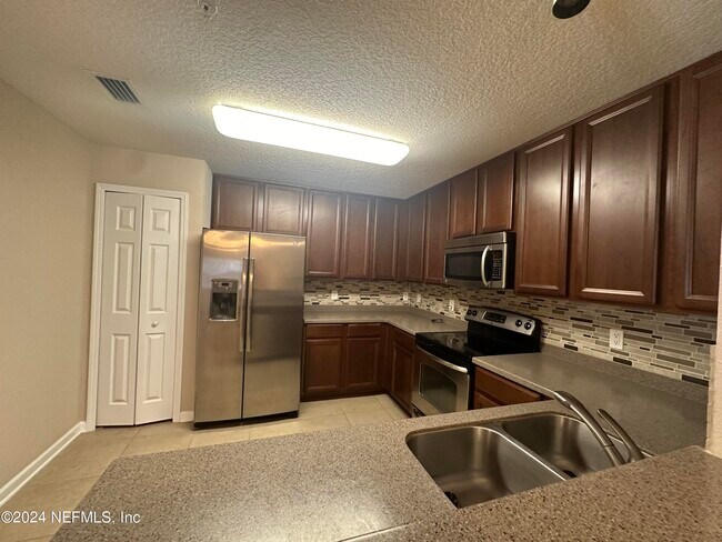 Building Photo - 7062 Snowy Canyon Dr