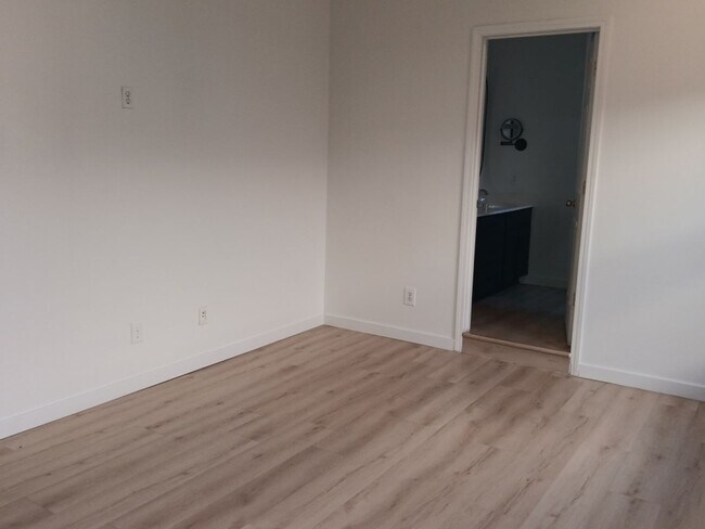 Building Photo - 3 Bedroom, 2 Bathroom Home! Schedule a Showing!