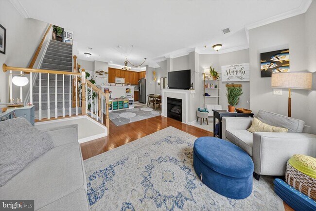 Building Photo - 725 Main St