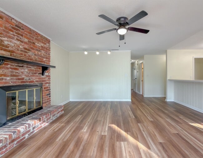 Building Photo - 307 Sweetbriar Dr