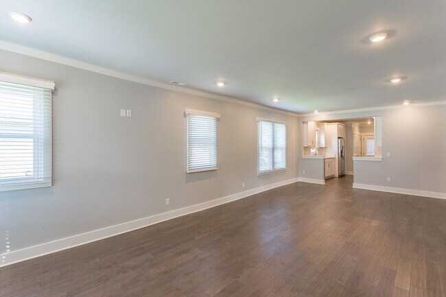 Building Photo - Beautiful & Updated Ridgedale Home!