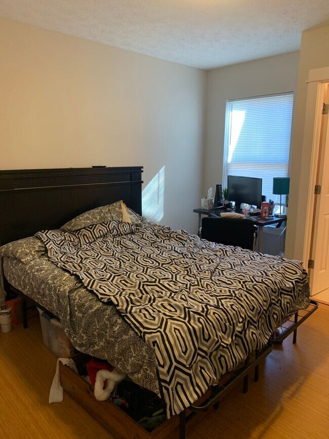 Building Photo - **AUGUST 2027** 3 Bedroom 3.5 Bathroom House