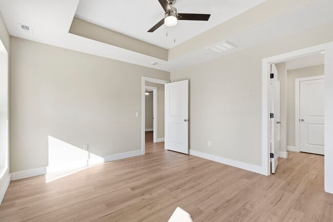 Building Photo - 1342 E Blaine St