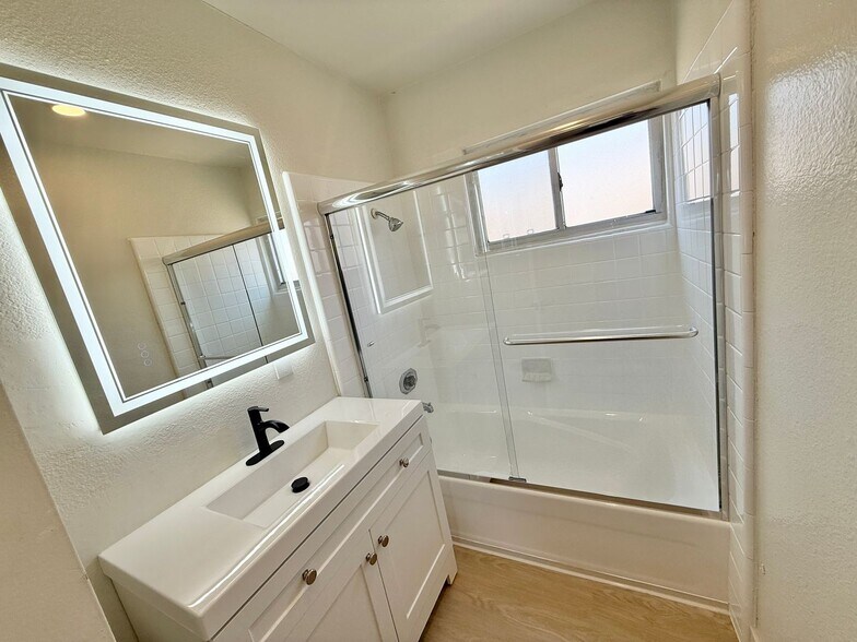 Building Photo - 1444 Centinela Ave