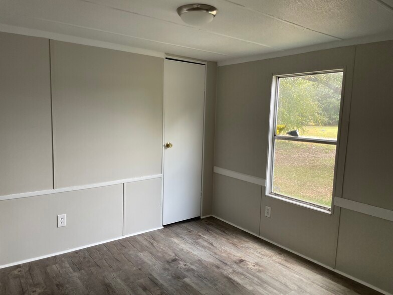 Building Photo - 176 Circle Dr