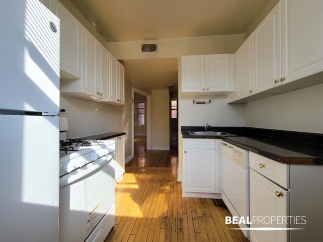 Building Photo - 2 bedroom in CHICAGO IL 60657