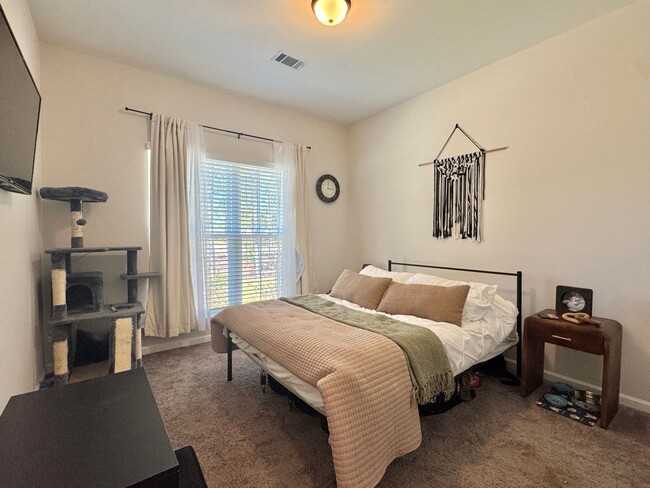 Building Photo - AVAILABLE NOVEMBER [PET FRIENDLY]