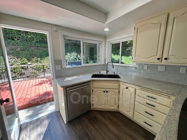 Building Photo - 4671 Club View Dr