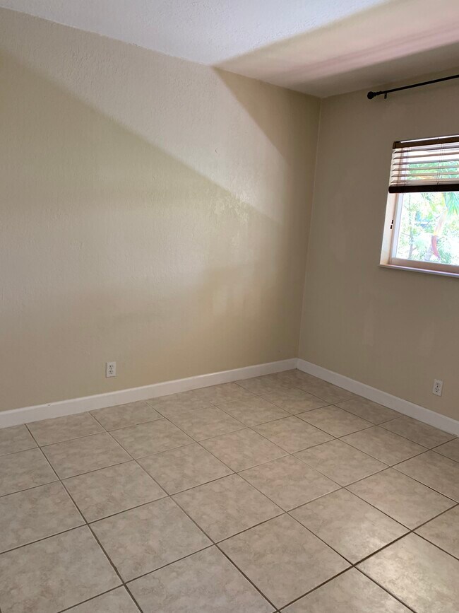 Building Photo - 2643 NE 8th Ave