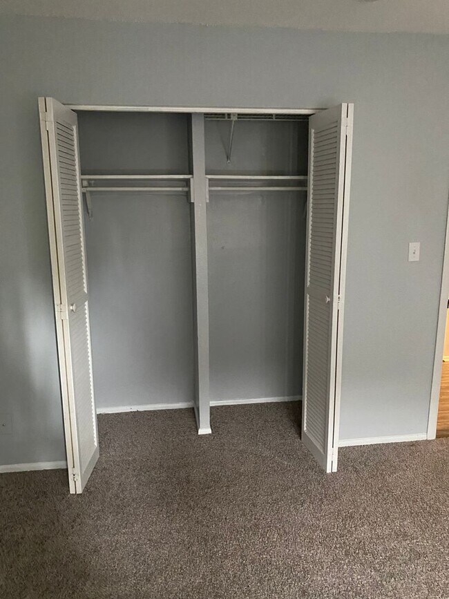 Building Photo - Lugo Riverhill