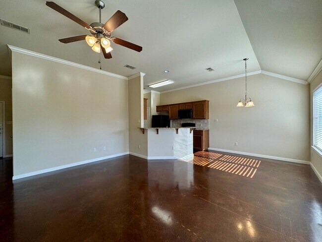 Building Photo - 3BR / 2BA Duplex in Hewitt, Texas | Midway ISD *Leasing Special Available*