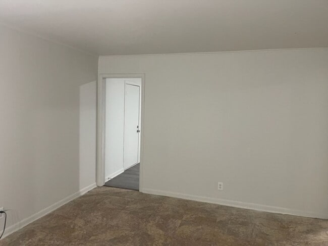 Building Photo - 3 bed, 1 bath in Tulsa!