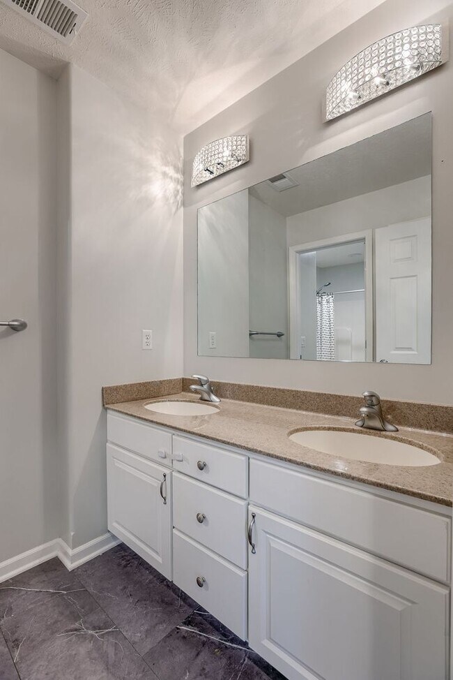 Building Photo - Must See West Omaha 5 Bedroom!!