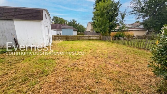 Building Photo - 3 Bed/1.5 Bath Home with Fenced Yard & Garage / Pet-Friendly / Vouchers Accepted / Available Now!