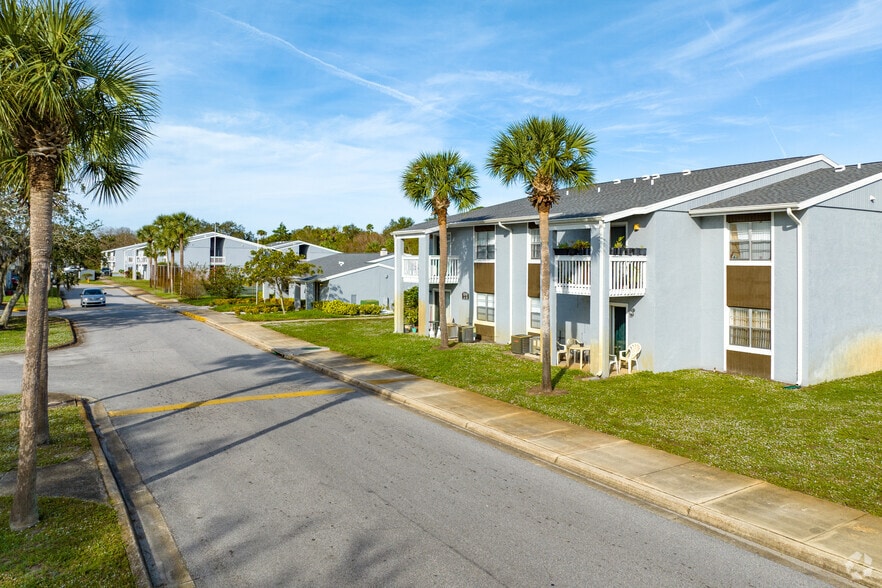 Primary Photo - Emerald Place Apartments