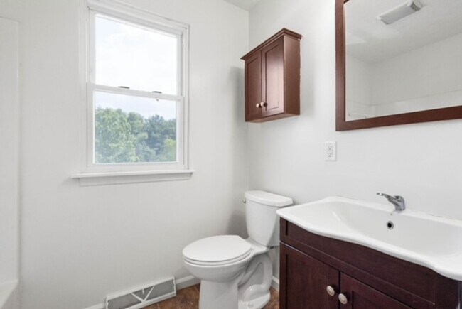 Building Photo - AVAILABLE FOR EARLY OCTOBER! 2-BEDROOM TOW...