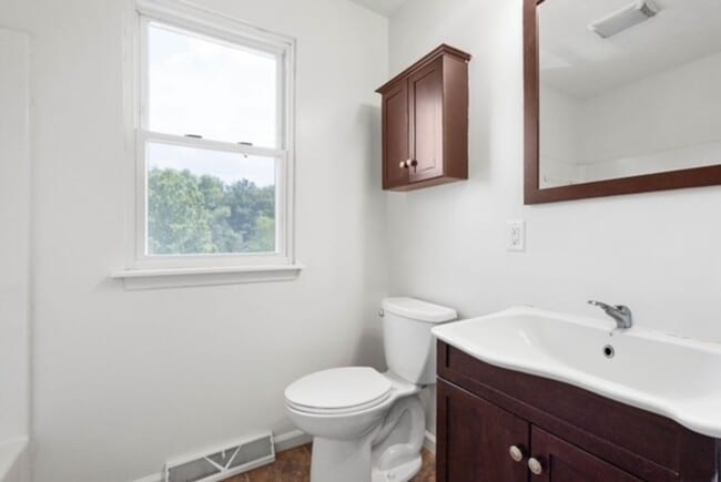 Building Photo - AVAILABLE OCT 1ST! 2-BEDROOM TOWNHOME IN N...