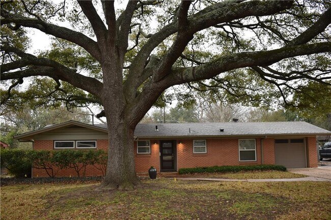 Building Photo - 2701 Twin Oaks Dr