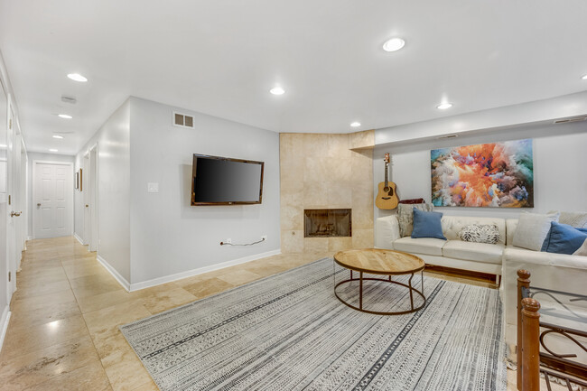 Building Photo - 1111 N Mozart St