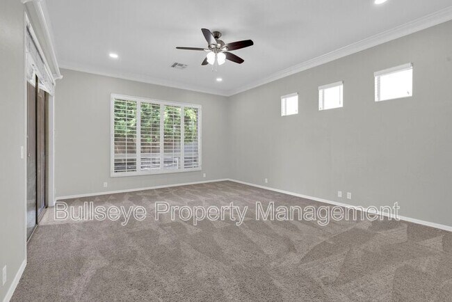 Building Photo - 1550 N Robin Ln