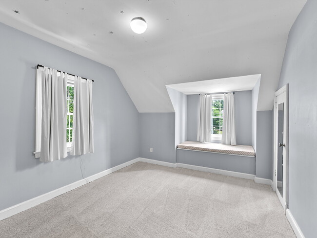 Building Photo - Classic Charm in Arlington